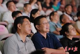 名家现场挥毫书写一人高“黄鹤”，市民在家门口品享书法文化盛宴  第3张